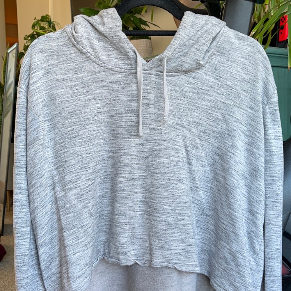 Women’s heathered gray Athleta cropped hoodie